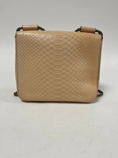 CHLOE, Elsie Petit sac en cuir façon python rose poudré. 
Bijouterie plaqué or. 
Anse...