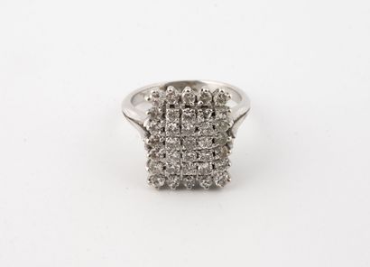 null Ring in white gold (750) set with a rectangular tray paved with small brilliant-cut...