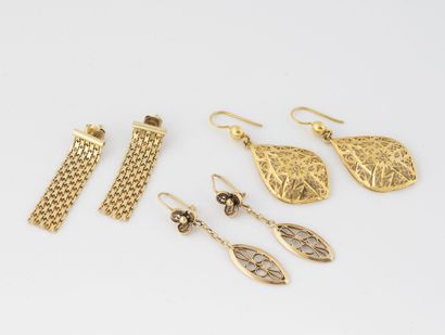 null Lot of three pairs of gold earrings: 
- Two in yellow gold (750)
Total weight...