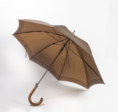 Louis VUITTON Parapluie en bois et toile Monogram marron. 
Long. : 89 cm.
Usures,...