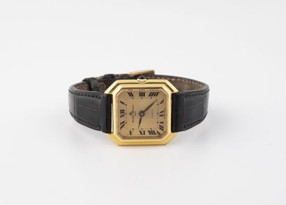 BAUME et MERCIER Montre bracelet de dame à boitier octogonale en or jaune (750).
Cadran...