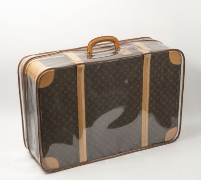 Louis VUITTON Valise en toile Monogram semi-rigide et cuir naturel.
Intérieur en...