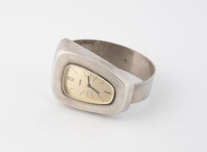 JAEGER Amusante montre bracelet de dame en argent (800). 
Boîtier surélevé de forme...
