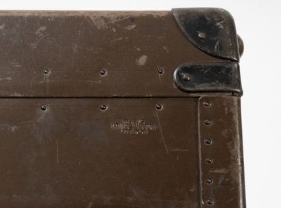 Louis VUITTON Small rigid case in brown boiled cardboard.
Reinforced blackened metal...