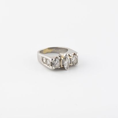 null Bague en platine (850) centré d'un diamant taille marquise en serti semi-clos,...