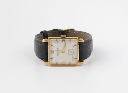 JAEGER LE COULTRE Montre bracelet d'homme en or jaune (750).
Boitier carré avec chrono...