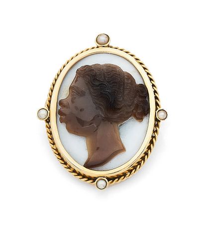 null Yellow gold (750) oval brooch set with a cameo on agate in profile of a black...