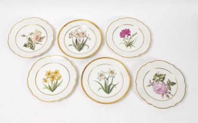 PARIS Suite of four plates with lobed wings in white porcelain decorated with flowers...
