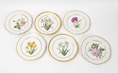 PARIS Suite de quatre assiettes à ailes lobées en porcelaine blanche à décor de fleurs...