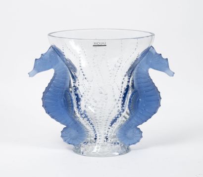 LALIQUE France Vase Poséidon.
Épreuve en cristal soufflé moulé, bleu et incolore....