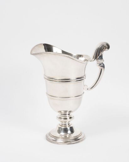 null Helmet ewer.
In silver plated metal.
H. 27 cm.
Small scratches from use.