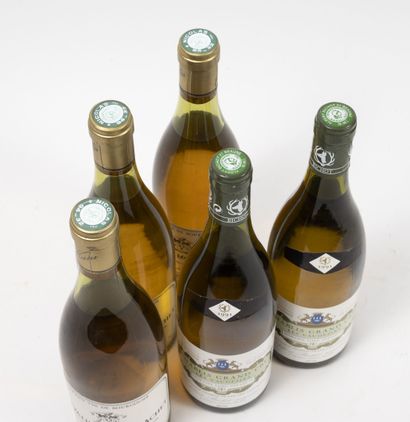CHEVALIER-MONTRACHET 3 bottles, 1976.
Slightly low level.
Small rubs and stains to...
