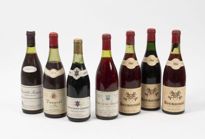BOURGOGNE 3 bouteilles, 1966.
Boutet - Caudroy.
Niveau légèrement bas.
Petites taches...