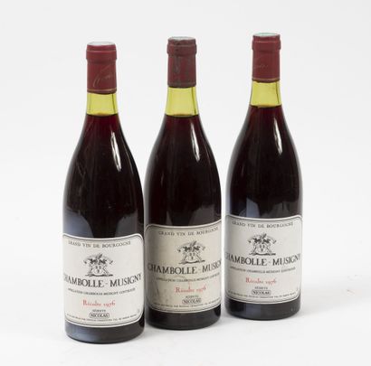 CHAMBOLLE-MUSIGNY 3 bottles, 1976.
Slightly low level.
Small stains and rubs to the...