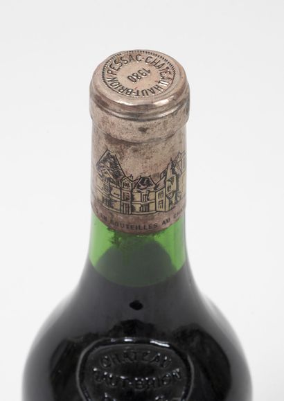 CHÂTEAU HAUT-BRION 1 bouteille, 1980.
GCC1 Graves.
Niveau légèrement bas.
Frottements...