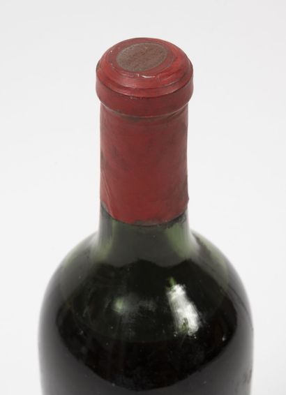 CHÂTEAU PAVIE 1 bouteille, 1921.
GCC1 (B) Saint-Emilion
Niveau basse épaule.
Taches...