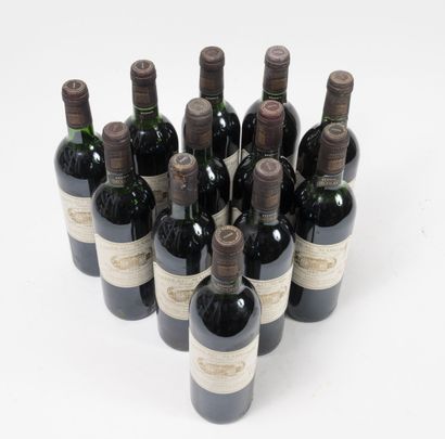 CHÂTEAU MARGAUX 12 bouteilles, 1980.
GCC1 Margaux.
Niveau haute épaule.
Petites taches...