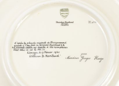 HAVILAND Suite de 17 assiettes plates en porcelaine crème avec un décor d'animaux...