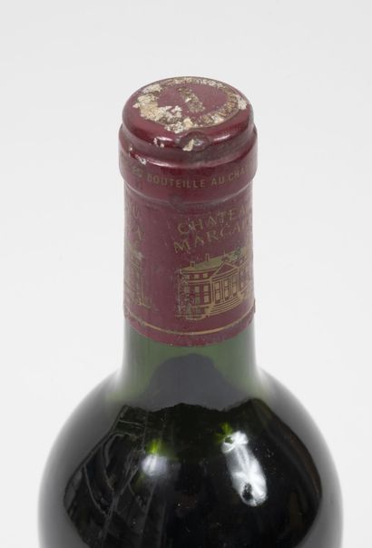 CHÂTEAU MARGAUX 1 bouteille, 1988.
GCC1 Margaux.
Niveau haute épaule.
Petites taches...