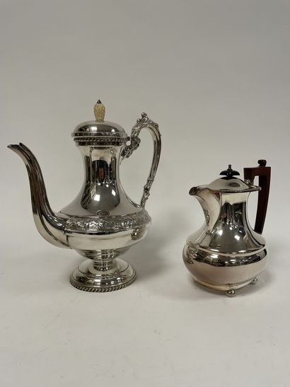 Two silver plated metal pourers :
- one in...