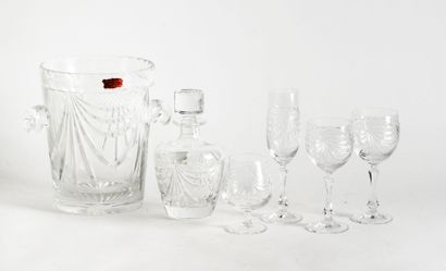 CRISTALLERIE DE LORRAINE Service de verres à pied en cristal taillé, comprenant :
-...