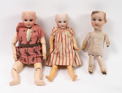 Lot of three dolls
- SFBJ porcelain head...