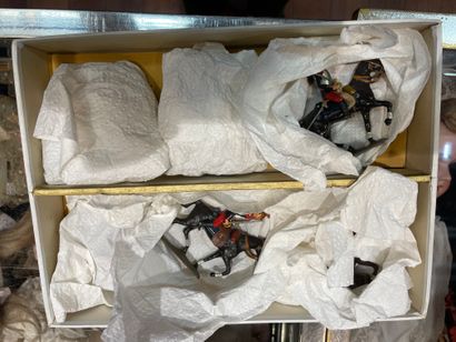 C.B.G. Lot de figurines, soldats de plomb et décors.
13 boîtes d'origines et 2 petits...