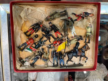 C.B.G. Lot of figurines, lead soldiers and decorations.
13 original boxes and 2 small...
