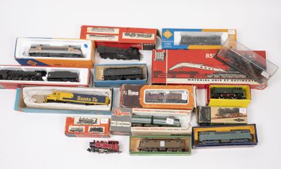 DIVERS Large lot of cars and engines HO gauge, including JOUEF, LIMA, ROCO, FLEISCHMANN,...