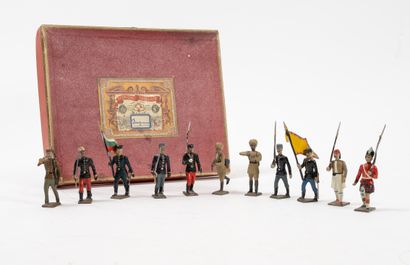 C.B.G. Lot de figurines, soldats de plomb et décors.
13 boîtes d'origines et 2 petits...
