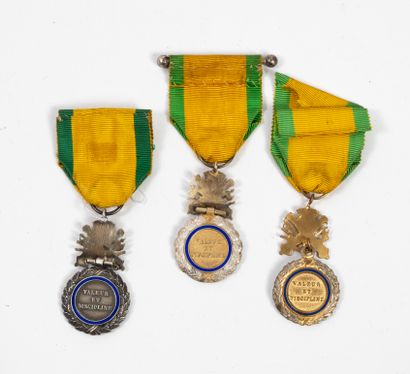FRANCE, IIIème République et suivantes Three Military Medals in silver or gold metal...