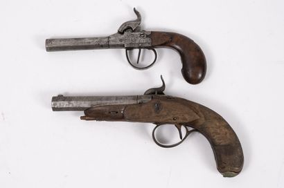 null Two percussion pistols on capsule, first half of the XIXth century :
- one former...