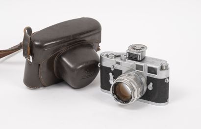 null Leica M3 camera chrome plated n°1 0702 62 (1963).
With Leitz Wetzlar Summilux...