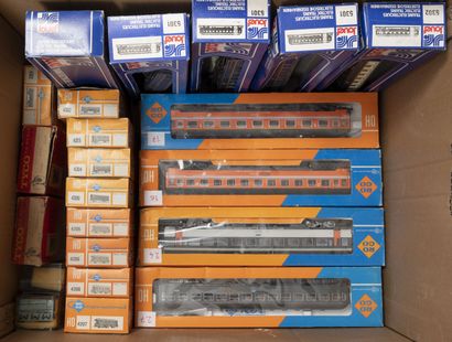 DIVERS Large lot of cars and engines HO gauge, including JOUEF, LIMA, ROCO, FLEISCHMANN,...