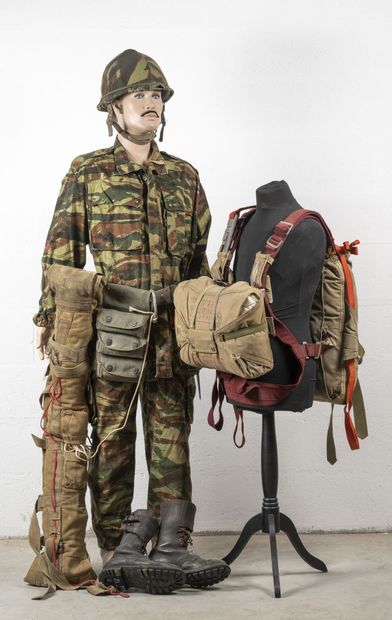 null Mannequin of parachutist in Algeria including:
TAP 47/56 camouflaged jacket...