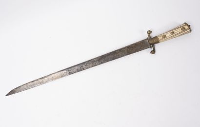 FRANCE, fin du XVIIIème siècle Dagger of venerie.
Grooved or squared bone handle...