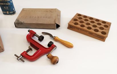Accessoires pour fabriquer des cartouches : - ManuFrance or Le Standard, two 12 gauge...