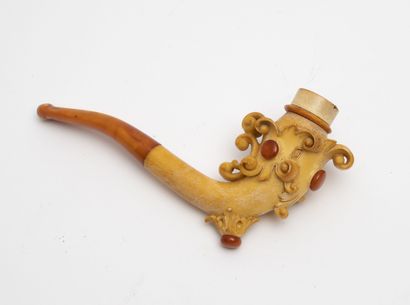 MAISON LENOUVEL AU PACHA Meerschaum pipe with carved decoration of scrolls and amber...