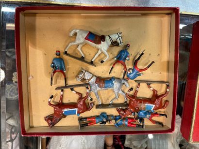 C.B.G. Lot of figurines, lead soldiers and decorations.
13 original boxes and 2 small...