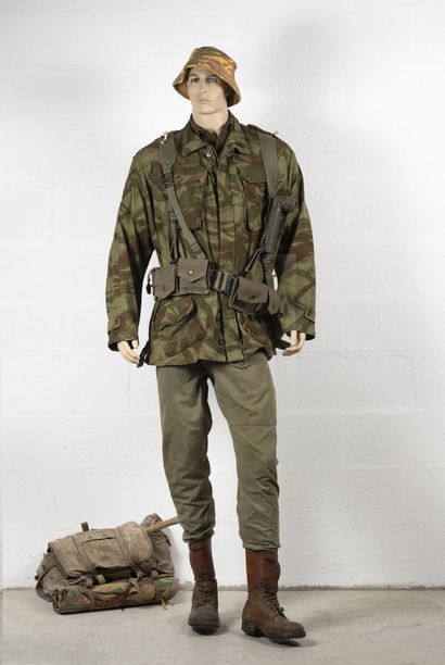Mannequin of paratrooper including :
Camouflaged...
