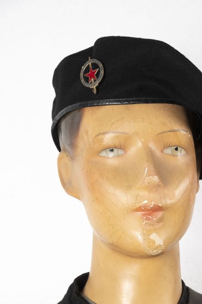 null North Vietnamese Commando mannequin including :
Black three-piece beret made...