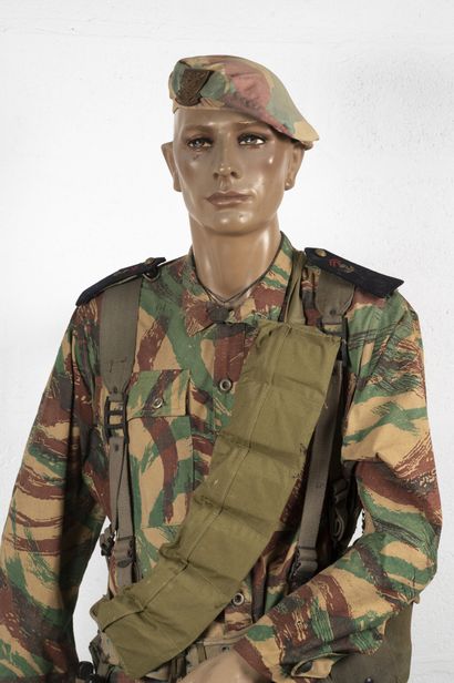 null Mannequin of a Commando Marine including : 
An outfit made of variegated canvas,...