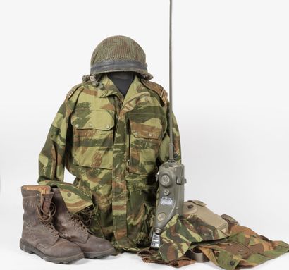 null Uniform of parachutist commander in Algeria including :
Para helmet model 1956...