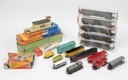 DIVERS Large lot of cars and engines HO gauge, including JOUEF, LIMA, ROCO, FLEISCHMANN,...