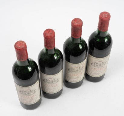 CHÂTEAU PEYRABON 4 bouteilles, 1962.
Haut-Médoc.
Niveau basse épaule.
Frottements...