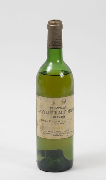 CHÂTEAU LAVILLE HAUT BRION 1 bouteille, 1984.
Graves. Blanc.
Niveau basse épaule.
Frottements...
