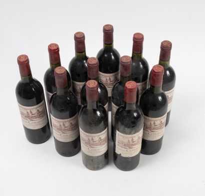 CHÂTEAU COS D'ESTOURNEL 13 bouteilles, 1981.
GCC2 Saint-Estèphe.
Niveaux haute épaule...