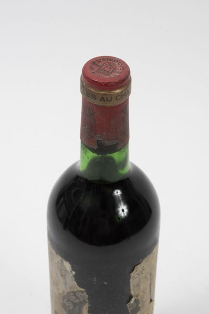 CHÂTEAU L'ANGELUS 1 bouteille, 1975.
GCC1 Saint-Emilion.
Niveau haute épaule.
Importantes...