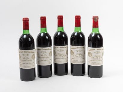 CHÂTEAU CHEVAL BLANC 5 bouteilles, 1980.
GCC1 (A) Saint-Emilion.
Niveau haute épaule.
Petites...