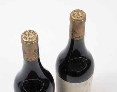 CHÂTEAU HAUT BRION 2 bouteilles, 1988.
GCC1 Graves.
Bon niveau.
Frottements et taches...